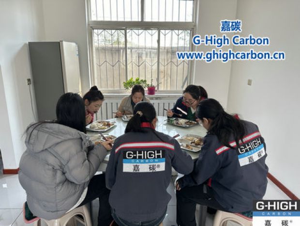深秋暖陽下，鐵鍋燉傳遞溫情與力量